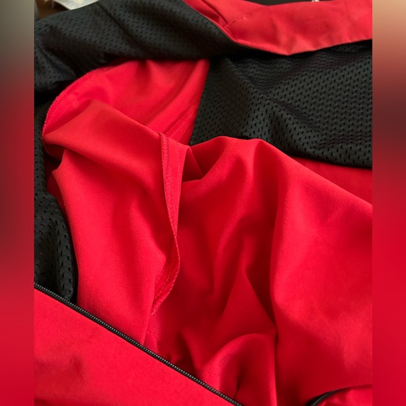 Staples like new red unlined drawstring jacket SZ L - Picture 3 of 6